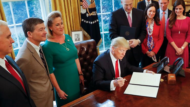 Trump zelebrierte das Dekret mit einem Fototermin.