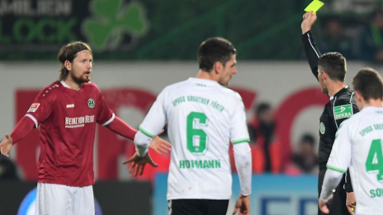 Gelbe Karte für Stefan Strandberg: Bei Hannover lief nicht viel zusammen.