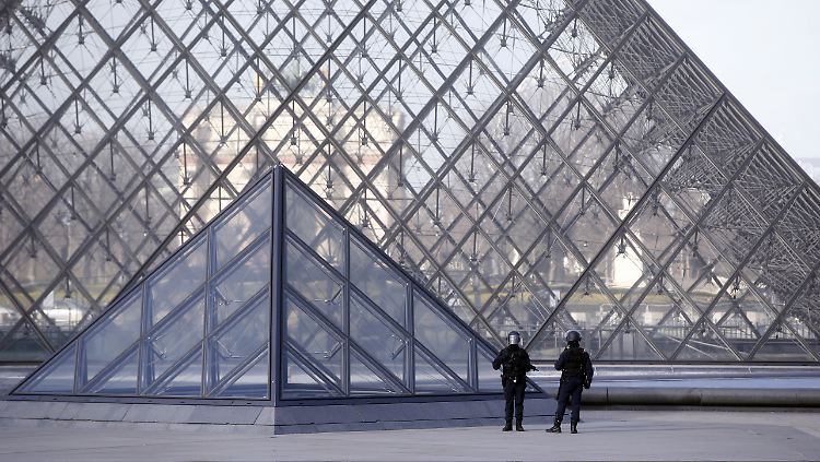 Wegen der Anschlagsgefahr patrouillieren in Paris an vielen Orten Soldaten, unter anderem an Touristenattraktionen wie dem Louvre und dem Eiffelturm.
