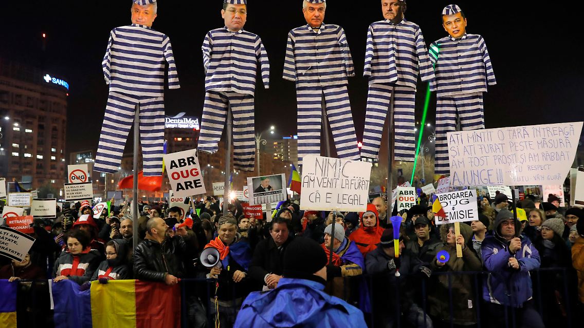 Die Demonstranten in Bukarest zeigten rumänische Politgrößen als Sträflinge.