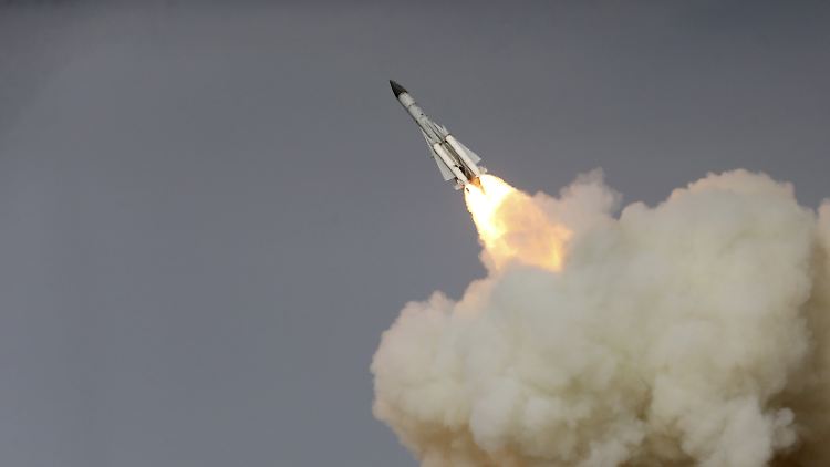 Das im Dezember 2016 vom Iran veröffentlichte Bild zeigt den Abschuss einer Weitstrecken-Rakete S 200 nahe Buschehr.