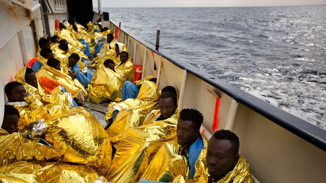 Flüchtlinge ruhen sich am 03.02.2017 an Deck des Rettungsbootes «Golfo Azzurro» aus, nachdem sie 34 Kilometer nördlich von Sabratha (Lybien) von Mitgliedern der spanischen Nichtregierungsorganisation «Proactiva Open Arms» aus einem Schlauchboot gerettet wurden. Die Europäische Union will die starke Fluchtbewegung von Libyen aus übers Mittelmeer eindämmen. Foto: Emilio Morenatti/AP/dpa +++(c) dpa - Bildfunk+++