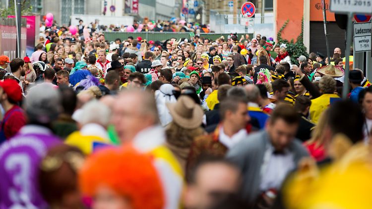 Die Stadt Köln will zwar keine Flüchtlinge vom Karneval fernhalten, hat dafür aber ein Lkw-Verbot während der Umzüge verhängt. 