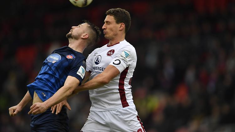Der Ball zwischen Heidenheim und Nürnberg war hart umkämpft - und lag am Ende einmal öfter im Tor der Gastgeber.