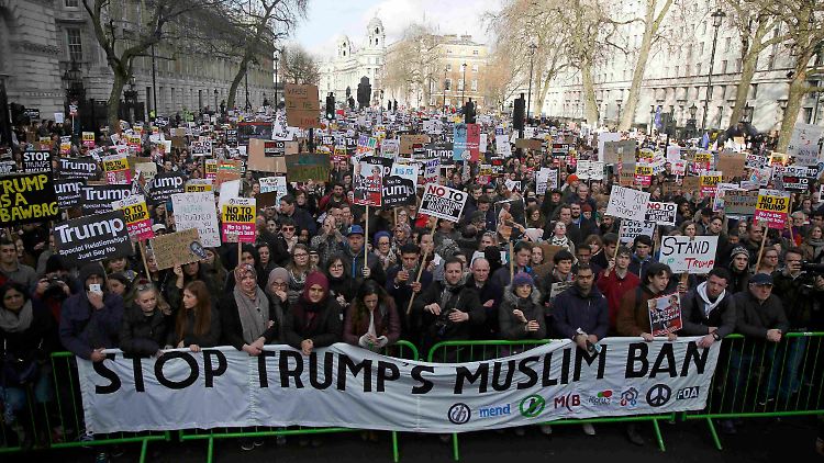 "Nein zu Trump" - Demonstranten in London ziehen zum Amtssitz der Premierministerin in der Downing Street 10.