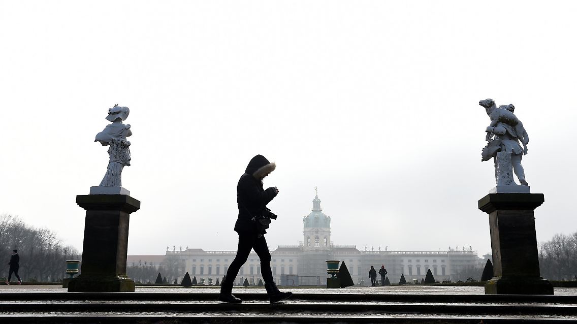 Warm eingepackt geht ein Touristin am 04.02.2017 im Garten von Schloss Charlottenburg in Berlin spazieren. Foto: Rainer Jensen/dpa +++(c) dpa - Bildfunk+++