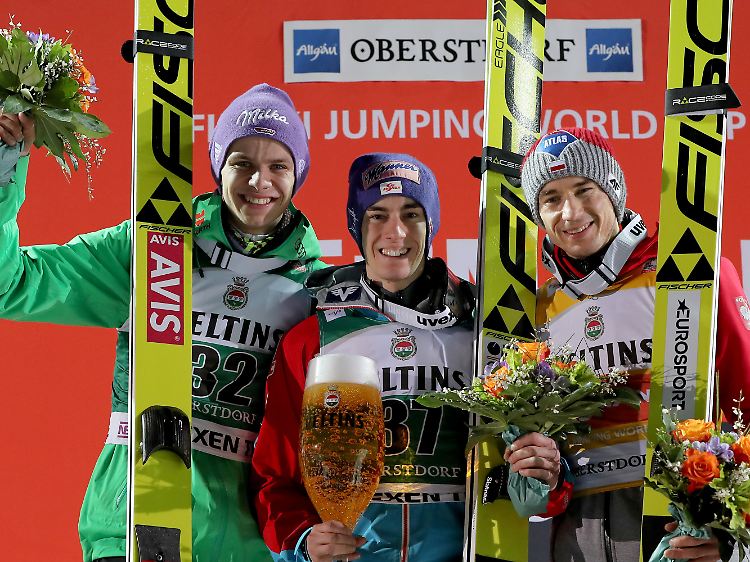 Platz zwei hinter dem Österreicher Stefan Kraft und vor Kamil Stoch fühlte sich für Wellinger (l.) wie ein Sieg an.