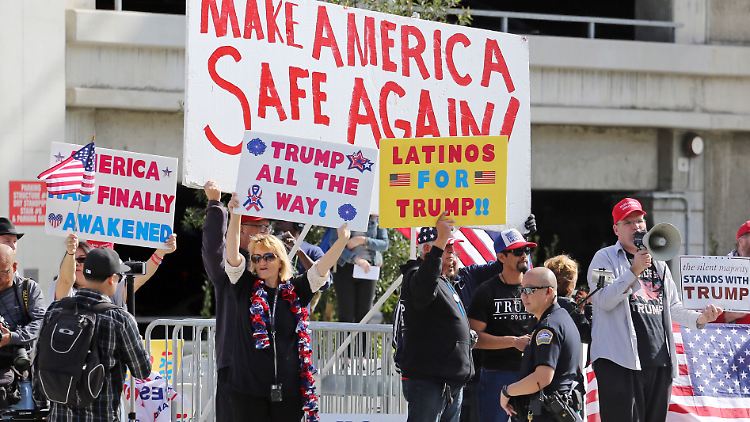 Parallel zum Gerichtsverfahren um den Einreisebann demonstrierten Trump-Unterstützer und Gegner in zahlreichen Städten der USA für und gegen das Dekret.