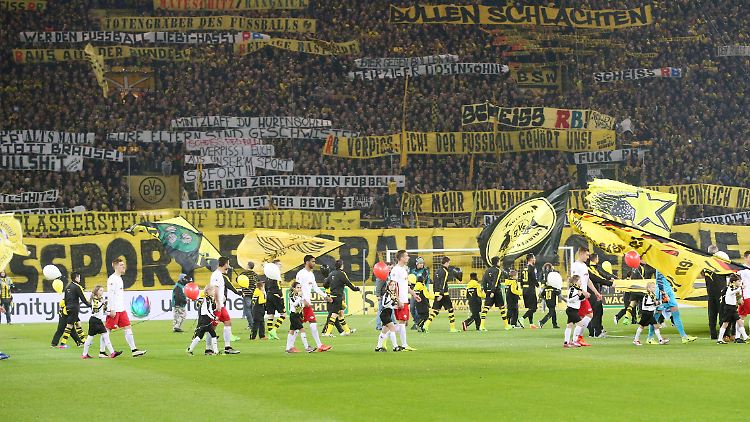 Im Stadion sind zahlreiche Anti-Leipzig-Plakate zu sehen.
