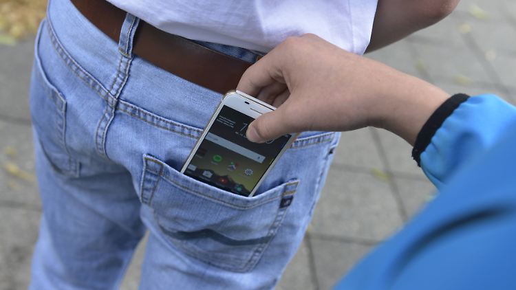 Wird das Handy nicht "im persönlichem Gewahrsam" mitgeführt, zahlt die Versicherung auch nicht. 