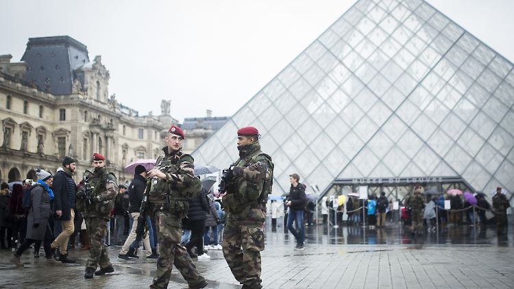 Der Terrorverdächtige stürzte sich mit zwei Macheten in der Nähe des Louvre auf vier Soldaten.