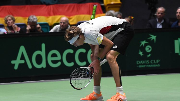 Alexander Zverev kam im Einzel gegen Steve Darcis an seine körperlichen Grenzen - und besiegelte mit seiner Niederlage den frühen deutschen Davis-Cup-K.o.