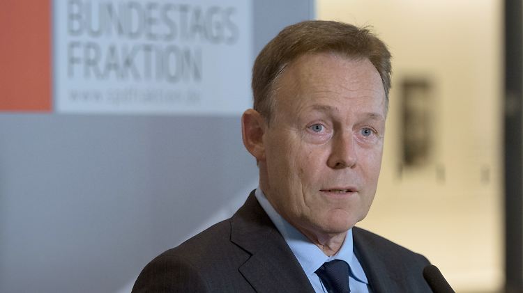 Thomas Oppermann ist dafür, das Flüchtlinge, die im Mittelmeer gerettet werden, nach Nordafrika zurückgebracht werden.