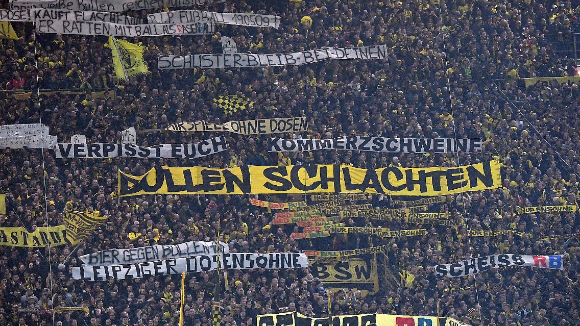 04.02.2017, xjhx, Fussball 1.Bundesliga, Borussia Dortmund - RB Leipzig, emspor, v.l. Anti RB Leipzig Mateschitz, Sportdirektor Ralf Rangnick (RB Leipzig) Plakate Proteste, Protest, Burnout Dortmund

04 02 2017 xJHx Football 1 Bundesliga Borussia Dortmund RB Leipzig emspor v l Anti RB Leipzig Mateschitz Sports Director Ralf Rank Nick RB Leipzig Posters Protests Protest Burnout Dortmund  