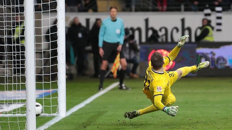 Darmstadts Keeper Michael Eßer war gegen den Elfmeter von Makoto Hasebe chancenlos.