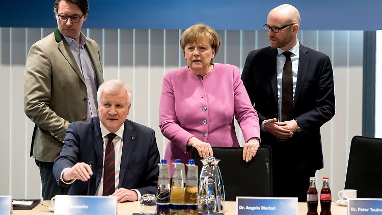 CSU-Generalsekretär Andreas Scheuer (l-r), der bayerische Ministerpräsident Horst Seehofer (CSU), Bundeskanzlerin Angela Merkel (CDU) und CDU-Generalsekretär Peter Tauber nehem am 05.02.2017 in München (Bayern) am Spitzentreffen von CDU und CSU in die CSU-Parteizentrale teil. Die Parteispitzen von CDU und CSU kommen zusammen, um inhaltliche Schwerpunkte für den Bundestagswahlkampf abzustimmen. Foto: Sven Hoppe/dpa +++(c) dpa - Bildfunk+++
