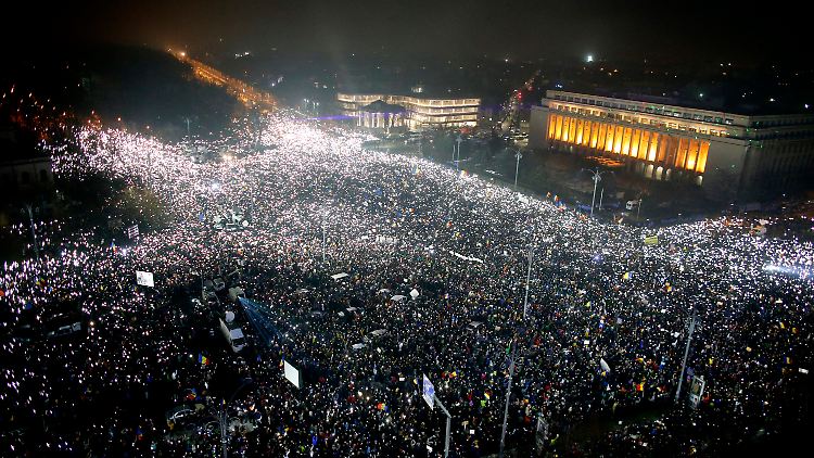 Massenproteste vor dem Parlamentspalast in Bukarest.
