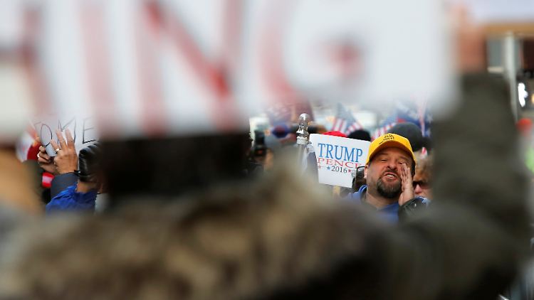 Trump-Unterstützer demonstrieren vor dem Trump Tower in New York.