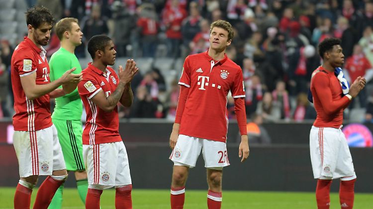 Klatschen nach einem Remis gegen Schalke, aber Begeisterung sieht anders aus: Die Bayern