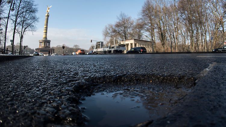Marode Straßen: Höhere Investitionen würden laut Bertelsmann-Studie das BIP-Wachstum ankurbeln.