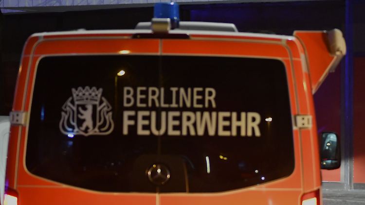 Ein Feuerwehrwagen steht am 06.02.2017 in Berlin vor einem Saunaclub. Bei einem Brand in einem Saunaclub in Berlin sind drei Männer ums Leben gekommen. Die Brandursache war zunächst unklar. Foto: Paul Zinken/dpa +++(c) dpa - Bildfunk+++
