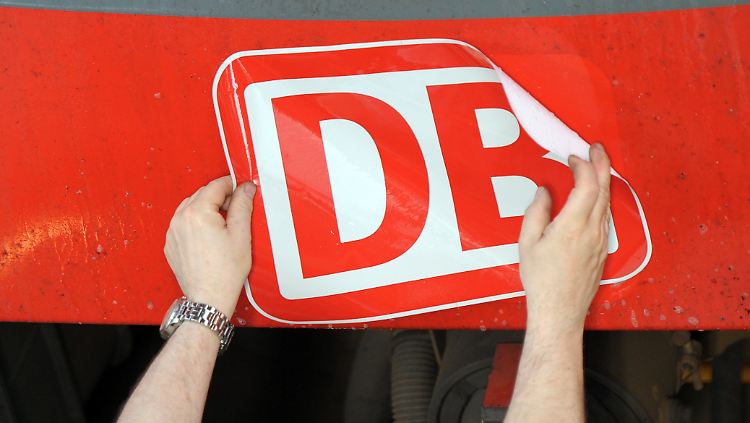 ARCHIV - Ein Mann klebt am 08.08.2012 in Düsseldorf an einer S-Bahn im Deutsche Bahn Regio Werk ein neues DB-Logo an. Der Aufsichtsrat-Personalausschuss der Deutschen Bahn tagt am 06.02.2017 bei einer außerordentlichen Sitzung in Berlin zur Nachfolge von Ex-Bahnchef Rüdiger Grube. Foto: Caroline Seidel/dpa +++(c) dpa - Bildfunk+++