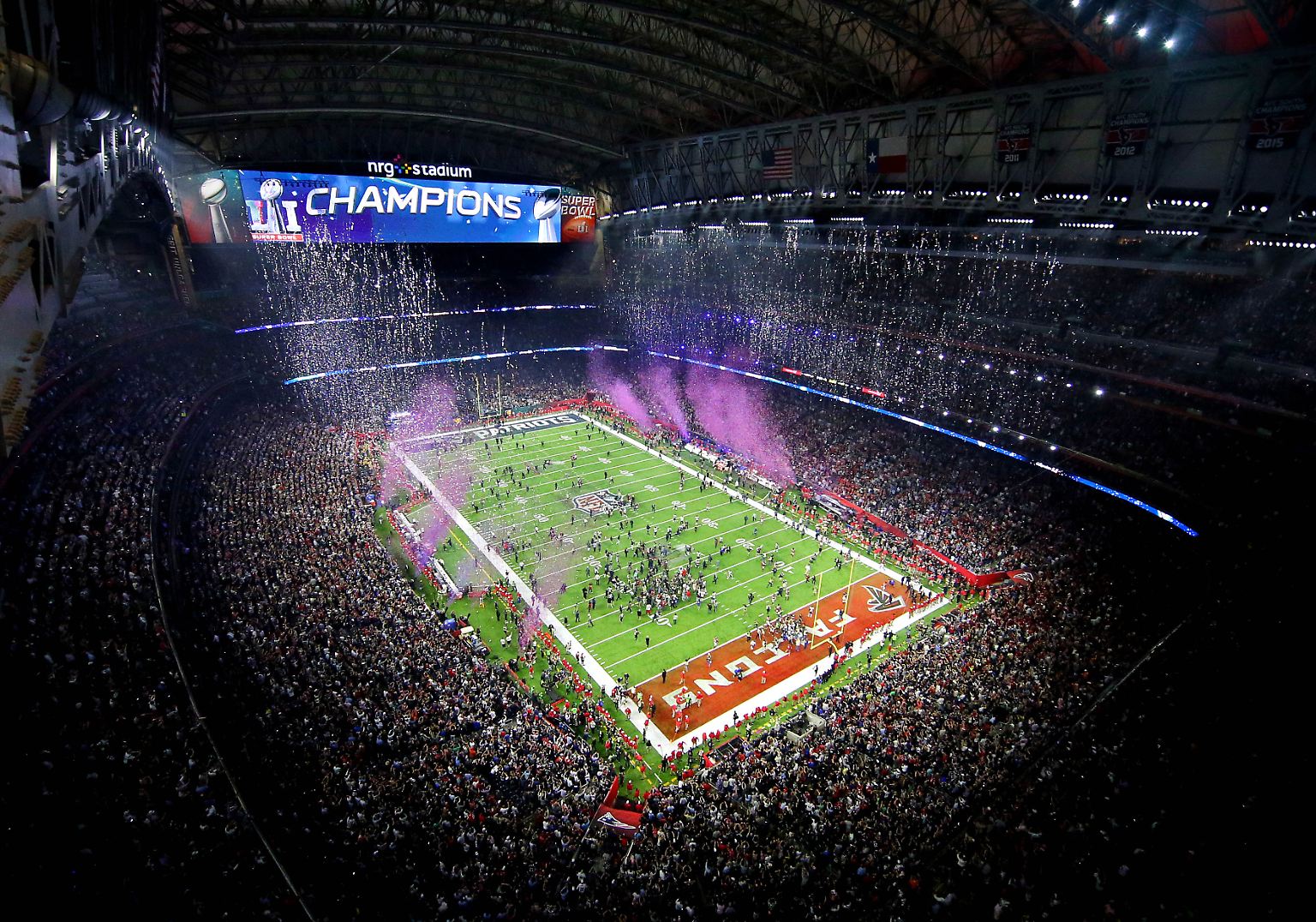 Für viele US-Amerikaner ist es das Sportereignis des Jahres: Beim 51. Super Bowl - dem Endspiel und Saisonhöhepunkt im American Football - setzen sich die New Englands Patriots, der Rekordmeister aus Neuengland, spektakulär gegen die Atlanta Falcons durch.