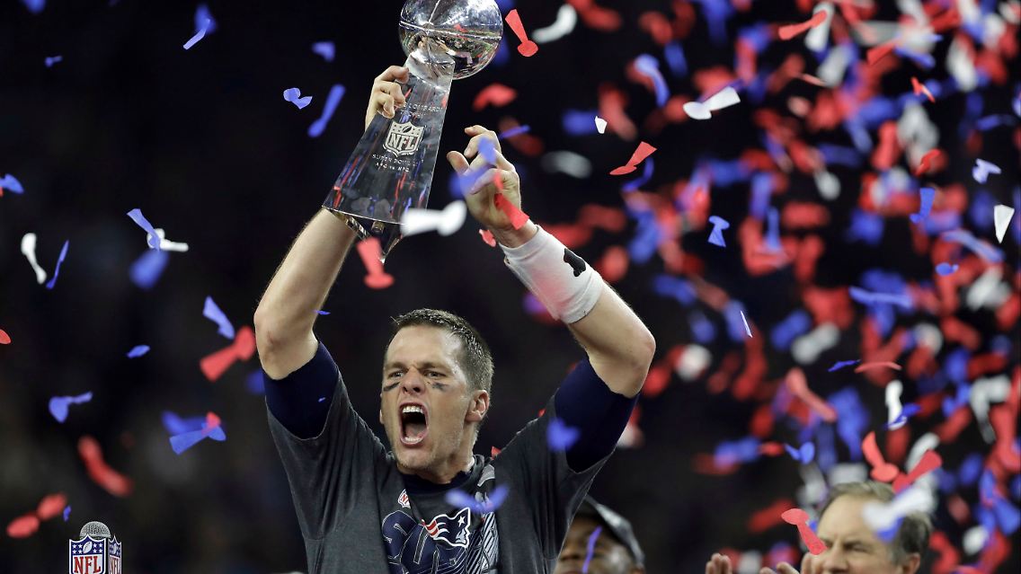 dpatopbilder - American Football: Profiliga NFL, New England Patriots - Atlanta Falcons, Play-off-Runde, 51. Super Bowl am 05.02.2017 im NRG Stadium in Houston, Texas, USA: Tom Brady jubelt nach dem Sieg seiner New England Patriots mit dem Pokal. Foto: Darron Cummings/AP/dpa +++(c) dpa - Bildfunk+++