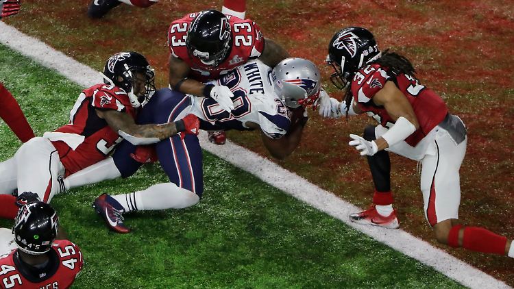 James White von den New England Patriots spielt den entscheidenden Touchdown. 