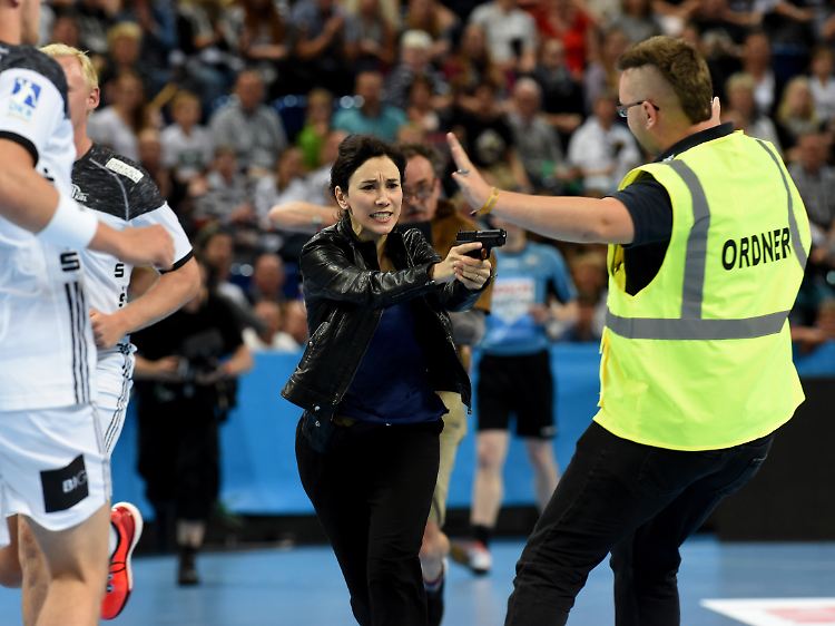 Einsatz mit gezückter Dienstwaffe: Sibel Kekilli in der Rolle als Kommissarin bei Dreharbeiten in der Kieler Sparkassen-Arena.