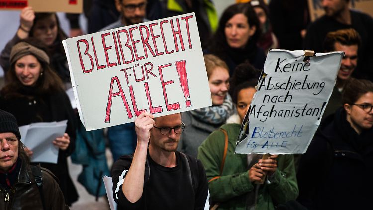 Gegen die ersten Sammelabschiebungen nach Afghanistan war am Flughafen Frankfurt protestiert worden.