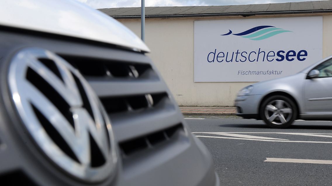 ARCHIV - VW-Fahrzeuge fahren am 02.07.2016 am Betriebsgelände des Fischunternehmens «Deutsche See» in Bremerhaven (Bremen) vorbei. Die Fischmanufaktur plant im Rahmen des Abgasskandals für Dieselfahrzeuge eine millionenschwere Klage wegen arglistiger Täuschung gegen den Volkswagen-Konzern. Die Firmenfahrzeuge der Marke VW können die vorgeschriebenen Abgaswerte nicht einhalten. Der Mittelständler wirft dem Autobauer vor Absprachen für gemeinsame Nachhaltigkeitsprojekte nicht eingehalten zu haben. (zu dpa «Erster deutscher Großkunde verklagt VW im Abgasskandal» vom 05.02.2017) Foto: Ingo Wagner/dpa +++(c) dpa - Bildfunk+++