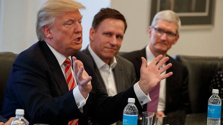 Mitte Dezember traf Apple-Chef Tim Cook (r.) den Präsidenten in New York: Von seinem Einreisebann ist er nicht begeistert. 