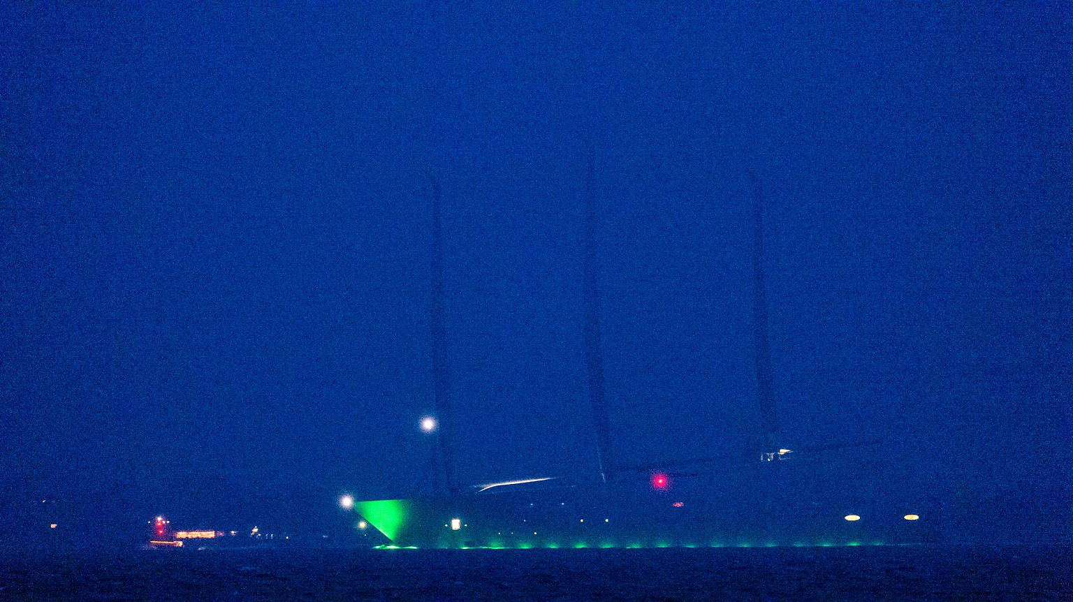 Hier ist sie kaum zu sehen: im Kieler Nebel steht die "Sailing Yacht A". Es ist die größte fertiggestellte Segelyacht der Welt. Sie hat am 5. Januar 2017 Kiel verlassen und ist auf dem Weg nach Südspanien. 