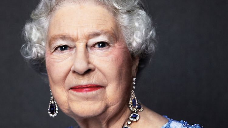Das Foto von David Bailey zeigt die Queen, dem Anlass entsprechend, mit Saphirschmuck. 