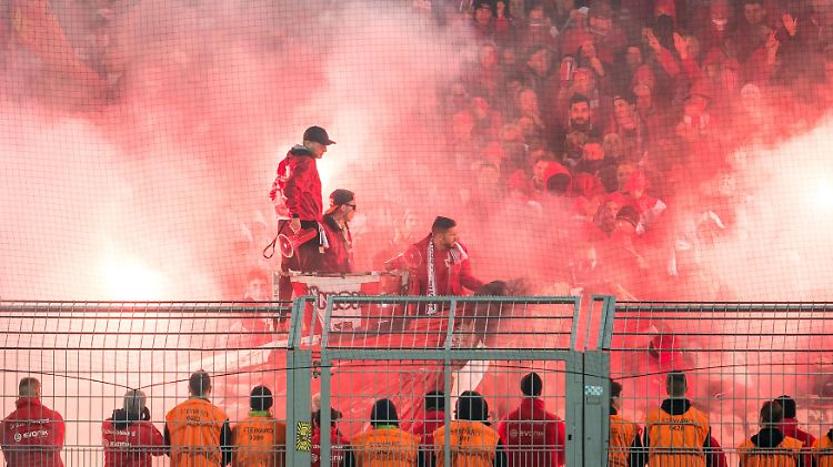 Fans von Union Berlin entfachten beim Pokal-Spiel in Dortmund große Mengen Pyrotechnik. 