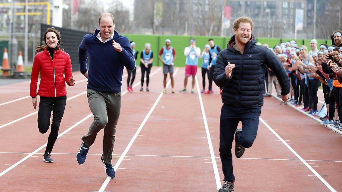 Kate, William und Harry besuchen Training von Teilnehmern des London Marathon February 5, 2017 - London, GREAT BRITAIN - Britain s Prince William, second left, Kate, the Duchess of Cambridge, left, and Prince Harry take part in a relay race, during a training event to promote the charity Heads Together, at the Queen Elizabeth II Park in London, Sunday, Feb. 5, 2017. London GREAT BRITAIN PUBLICATIONxINxGERxSUIxAUTxONLY - ZUMAp124 20170205_zaa_p124_005 Copyright: xAlastairxGrant/Poolx

Kate William and Harry visit Training from Participants the London Marathon February 5 2017 London Great Britain Britain S Prince William Second left Kate The Duchess of Cambridge left and Prince Harry Take Part in a Relay Race during a Training Event to promote The Charity Heads Together AT The Queen Elizabeth II Park in London Sunday Feb 5 2017 London Great Britain PUBLICATIONxINxGERxSUIxAUTxONLY  20170205_zaa_p124_005 Copyright xAlastairxGrant Poolx  