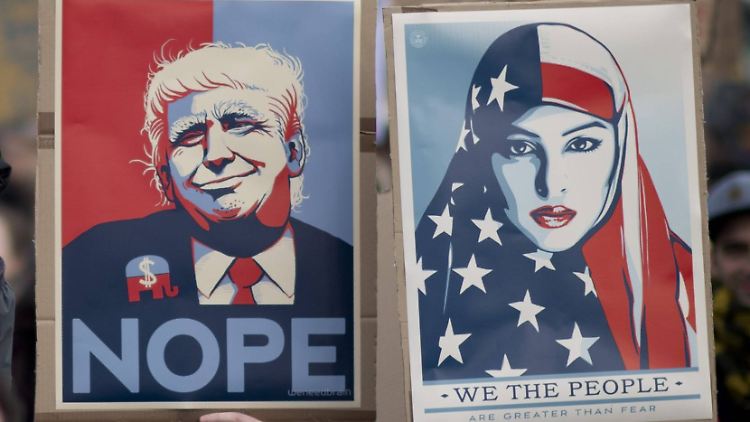 Protest against Trump DEU, Deutschland, Germany, Berlin, 04.02.2017 Demonstranten mit Plakat Nope and We the People und Motiv muslimische Frau vom Designer Shepard Fairey auf der Demonstration von Deutschen und Amerikanerin unter dem Motto No Ban No Wall, Sofortiges Ende des Einreiseverbots gegen die Politik von Donald Trump als Praesident der USA vor dem Brandenburger Tor in Berlin. Die Kundgebung richtet sich gegen das Dekret zum Einreiseverbot von Muslimen aus sieben Laendern, gegen den Bau der Mauer zu Mexiko wie auch gegen Fremdenfreindlichkeit, Sexismus, Frauenfeindlichkeit, Rassismus, Islamphobie welche mit Trump verbunden werden. Protester with sign Nope and We the People and motive of a muslim woman We the People by Designer Shepard Fairey attend a protest rally under the slogan No Ban No Wall, End the ban Now, Refuges and Immigrants are welcome, against the new U.S. President
Protest against Trump DEU Germany Germany Berlin 04 02 2017 Demonstrators with Billboard NOPE and We The Celebrities and Motif Muslim Woman of Designers Shepard Fairey on the Demonstration from German and American woman under the Motto No Ban No Wall immediate  End the  against the politics from Donald Trump as President the USA before the Brandenburg goal in Berlin the Rally directed to against the Decree to Entry ban from Muslims out Seven Countries against the Construction the Wall to Mexico like too against  Sexism Misogyny Racism Islamphobie which with Trump connected will protester With Sign NOPE and We The Celebrities and Motives of a Muslim Woman We The Celebrities by Designers Shepard Fairey attend a Protest Rally Under The Slogan No Ban No Wall End The Ban Now refuges and Immigrants are Welcome against The New U S President