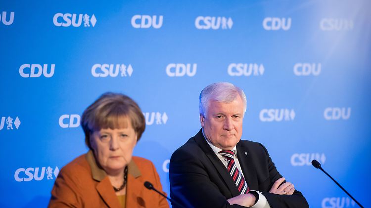 Gemeinsame Pressekonferenz von CSU und CDU Die Vorsitzende der CDU Angela Merkel und der Vorsitzende der CSU Horst Seehofer sprechen am 06.02.2017 in der CSU-Landesleitung in Muenchen bei einer Pressekonferenz ueber die Ergebnisse der gemeinsamen Praesidiumssitzung.

Common Press conference from CSU and CDU the Chairman the CDU Angela Merkel and the Chairman the CSU Horst Seehofer talk at 06 02 2017 in the CSU Land management in Munich at a Press conference About the Results the common Board meeting  