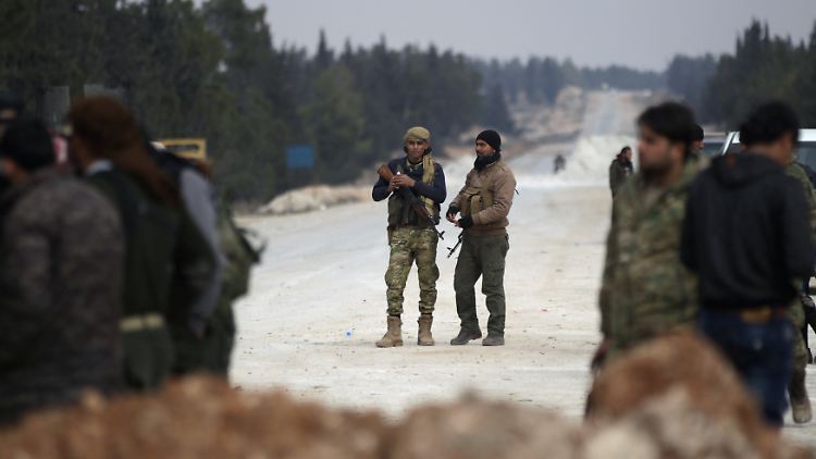 Soldaten der Freien Syrischen Armee auf einer Straße in Richtung Al-Bab