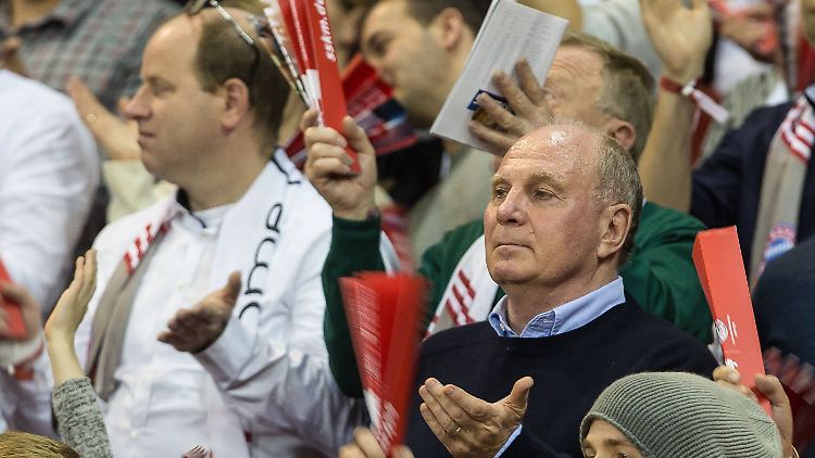 Am Wochenende beklatschte er noch die Bayern-Basketball - nun setzte ihn der Verein wieder an die Spitze: Uli Hoeness.