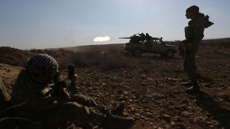 Kämpfer der Freien Syrischen Armee während der Offensive auf Al-Bab im Nordosten Syriens.