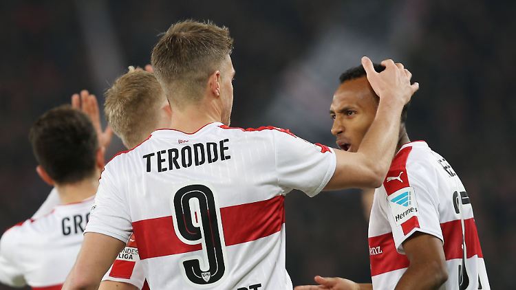 Die Torschützen Simon Terodde und Julian Green.