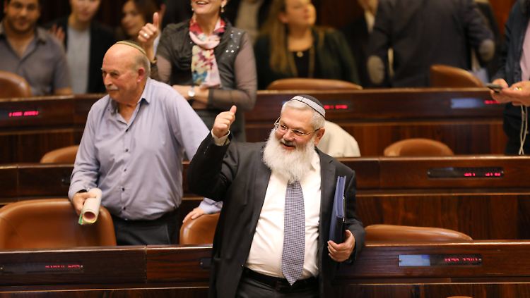 Daumen hoch für die Entscheidung von Israels stellvertretendem Verteidigungsminister Eli Ben-Dahan (vorne).
