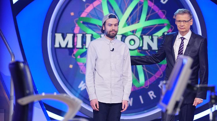 16.000 Euro gewonnen, jetzt kommt das Hansa-Pils auf den Handrücken: Christoph Harasim (l.)