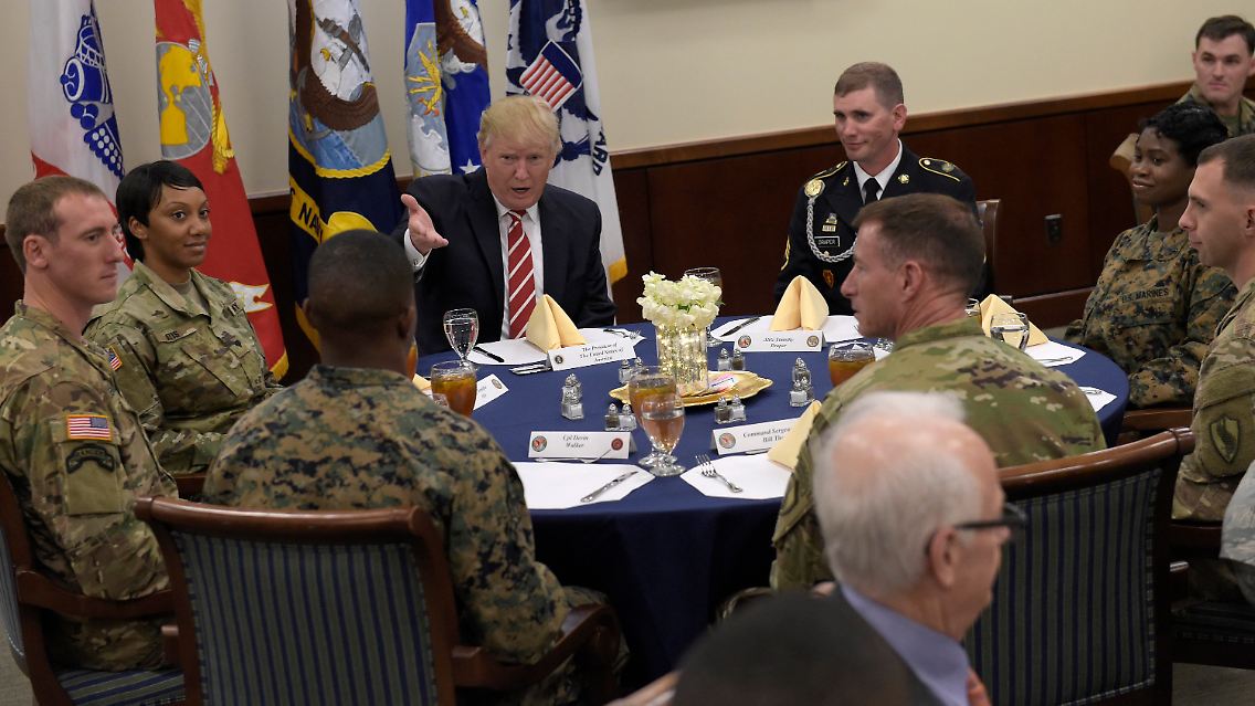 US-Präsident Donald Trump (M) beim Mittagessen mit Soldaten am 06.02.2017 auf der MacDill Air Force Base in Tampa (Florida). Trump besucht erstmals das Zentralkommando und das Spezialeinsatzkommando. Foto: Susan Walsh/AP/dpa +++(c) dpa - Bildfunk+++