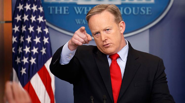 Steht im "Briefing Room" im Weißen Haus für Donald Trump Rede und Antwort: Pressesprecher Sean Spicer.