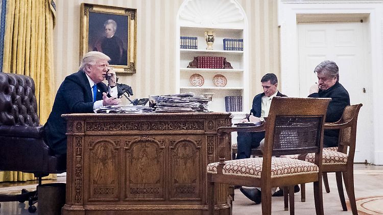 Donald Trump mit seinem Sicherheitsberater Michael Flynn (M.) und seinem Chefberater Steve Bannon im Oval Office (er telefoniert gerade mit dem australischen Premierminister).