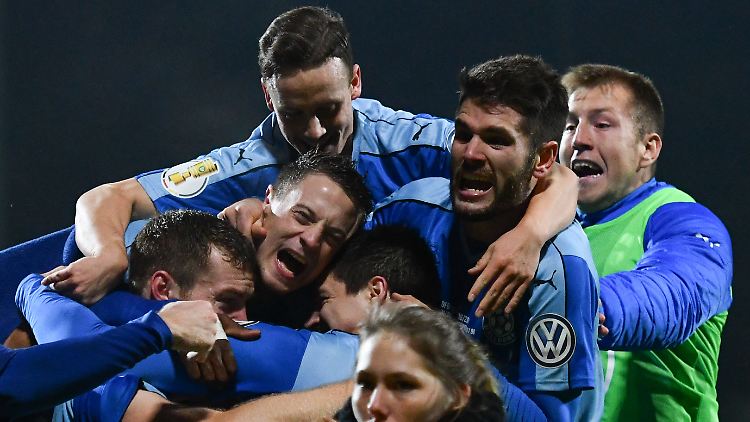 Der Jubel nach dem Sieg gegen Darmstadt 98 war grenzenlos. Das wollen die Spieler von Astoria Walldorf nochmal erleben.