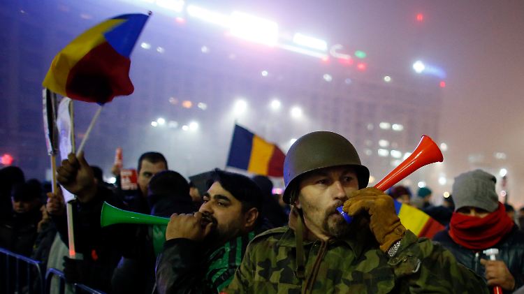 Demonstranten benutzen Lärminstrumente während eines Protestes gegen die rumänische Regierung am 06.02.2017 in Bukarest. Zehntausende Rumänen protestieren seit Tagen gegen die Regierung. Sie werfen der Regierung vor, den Kampf gegen die Korruption auszubremsen. Foto: Darko Bandic/AP/dpa +++(c) dpa - Bildfunk+++